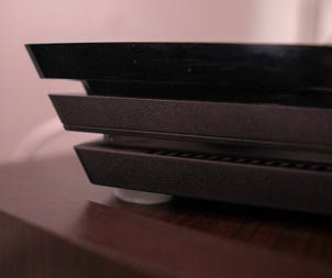 patin adhésif sous l'un des coins de la ps4